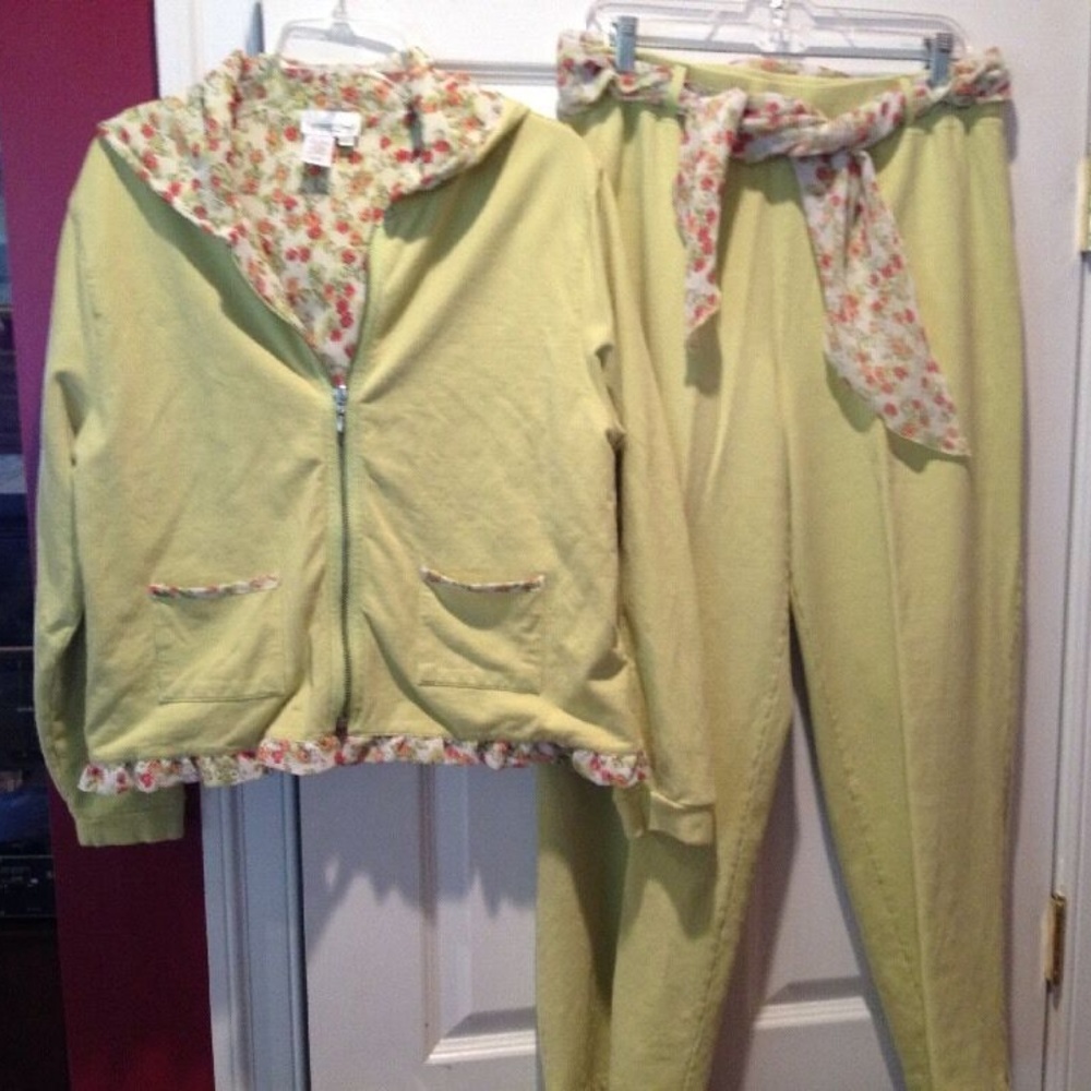 Coldwater Creek- light green Jogging set